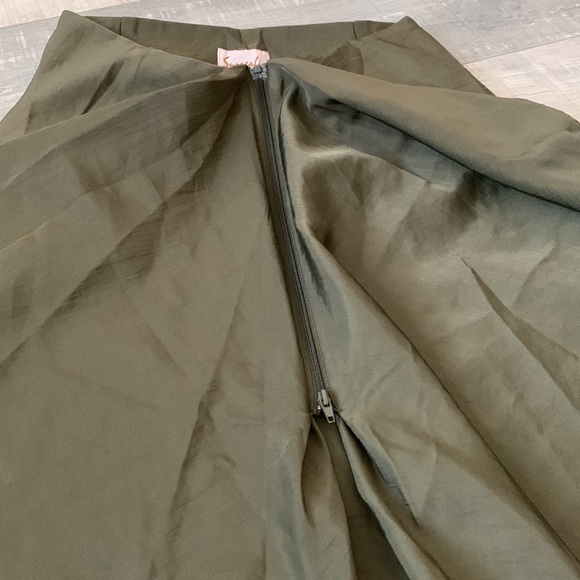 Surrealist olive green skirt - Picture 8 of 11